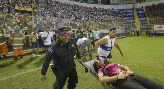 Salvadorā futbola līdzjutēju drūzmā bojā gājuši vismaz deviņi cilvēki