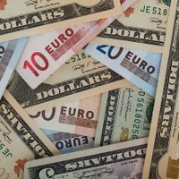 Eiro vērtība atkal nokrītas zem dolāra vērtības