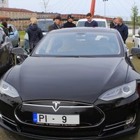 ФОТО: Tesla начинает, и выигрывает, или Парад электромобилей на острове Паста в Елгаве