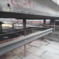 ФОТО: На Земитанском мосту пришлось срочно заменить перила лестницы (+ комментарий РД)