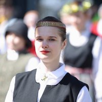 ФОТО: Праздничное шествие в Риге в традиционных латышских костюмах