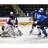 Somijas U-18 hokejisti PČ pusfinālā negaidīti uzveic favorīti ASV; Zviedrija pēcspēles metienu sērijā pārspēj Kanādu