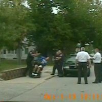 Video: ASV policists brutāli izgrūž no ratiņkrēsla invalīdu