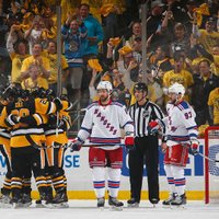'Penguins' hokejisti iekļūst Stenlija kausa izcīņas otrajā kārtā; 'Blackhawks' panāk sērijas septīto spēli