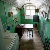 ФОТО, ВИДЕО. Экскурсия по камерам самых жестоких преступников Литвы: без сопровождения сюда никто не входил