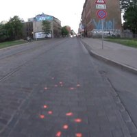 Video: Barona ielas bruģis noklāts ar rozā punktiņiem; pašvaldība neizpratnē