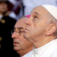 Президент провозгласил поправки о выходном в день визита папы римского Франциска в Латвию