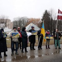 Foto: Pie Krievijas vēstniecības protestē pret agresiju Ukrainā
