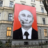 Rudens vējā bēdīgu likteni piedzīvojis plakāts ar Putina pārveidoto seju