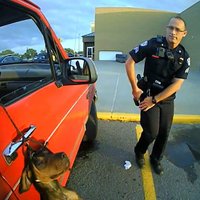 Policisti ASV atdzīvina suņuku, kas gandrīz pakāries savā pavadā
