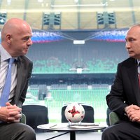 FIFA prezidents Putina priekšā slavē Krieviju ar veiksmīgo gatavošanos PK finālturnīram
