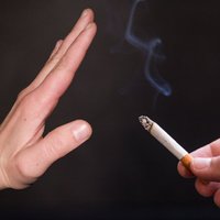'Pīpēšu uz ielas' – pēc emocionālām debatēm Saeimā likvidēs smēķētavu