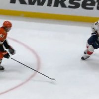 Video: Balinskis ar māņkustībām un viltīgu metienu gūst vārtus NHL mačā