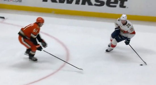 Video: Balinskis ar māņkustībām un viltīgu metienu gūst vārtus NHL mačā