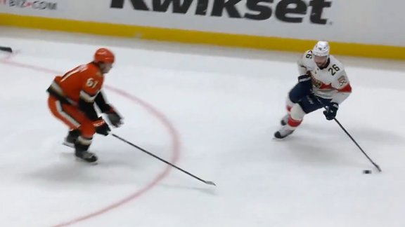 Video: Balinskis ar māņkustībām un viltīgu metienu gūst vārtus NHL mačā