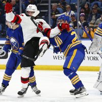 Četri hokejisti noformē dubli 'Sabres' uzvarā NHL spēlē