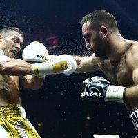 Gasijevs WBSS finālā ar Usiku boksējis ar smagu rokas traumu