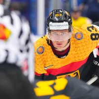 Pasaules čempionāts hokejā Čehijā turpinās ar četrām cīņām, austrieši lūkos pēc mājinieku "skalpa"
