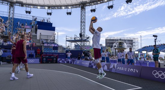 Parīzes OS: Latvijas un Lietuvas duelis 3x3 basketbolā, latviešiem starti arī peldēšanā un BMX frīstailā