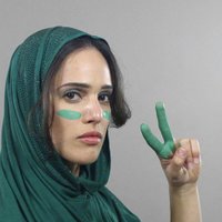 ВИДЕО. От модных шляпок до хиджаба: 100 лет иранской моды за 60 секунд