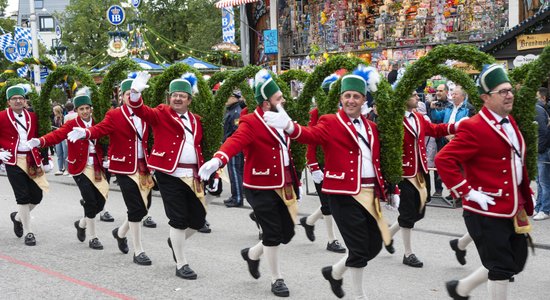 Foto: Minhenes 'Oktoberfest' atkal pulcē lustīgus alus cienītājus