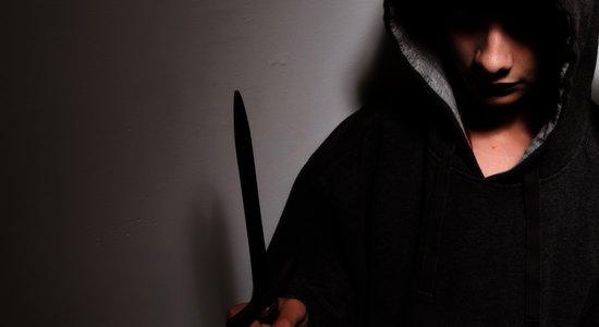 ЧП в Пурвциемсе: вооруженный ножом вор напал на полицейского