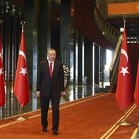 Turcijas valdība atteikusies no pretrunīgi vērtētā drošības likuma