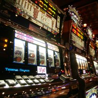 'Alfor' neizpratnē par Ķekavas azartspēļu zāles licences atcelšanu un neizslēdz iespēju tiesāties