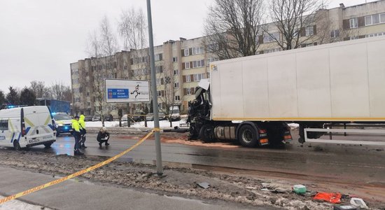 ФОТО. В Екабпилсе в столкновении двух грузовиков погиб водитель (ДОПОЛНЕНО)