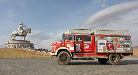 Lemti nepadoties: latviešu ceļotāji ar ugunsdzēsēju mašīnām dodas pa seno Zīda ceļu