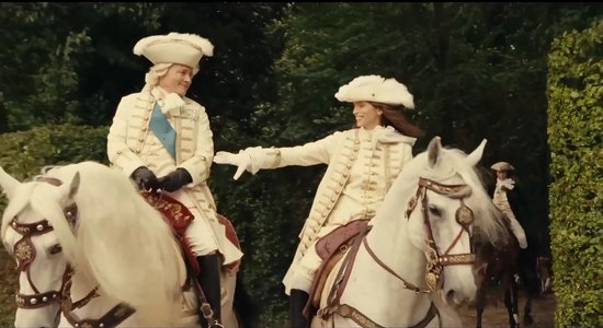 Kurtizānes un karaļa mīlasstāsts. Džonijs Deps runā franciski filmā 'Žanna Dibarī'