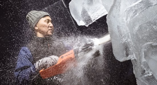 ФОТО. В Елгаве началось создание ледяных скульптур к предстоящему фестивалю