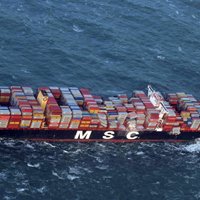Kuģis Ziemeļjūrā pazaudē 270 konteinerus; Nīderlandē krastā izskalo rotaļlietas, mēbeles un televizorus