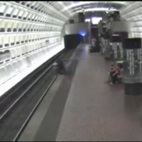 Video: ASV vīrietis ratiņkrēslā uzripo uz metro sliedēm