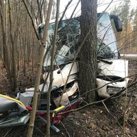 Foto: Igaunijā autobusa avārijā iet bojā šoferis