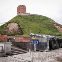 Foto: Viļņā atkal nogruvusi daļa no Ģedimina kalna