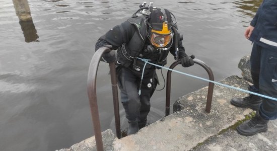 В Даугаву съехал и затонул автомобиль: погибли водитель и пассажир