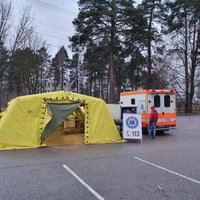 Латвийские медики добровольно выходят из отпусков, чтобы бороться с коронавирусом