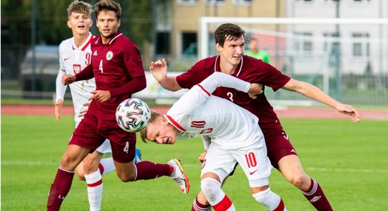 Latvijas U-21 futbolisti EČ ievadā Jelgavā zaudē Polijai