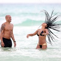 Foto: 'Spicā' Mela B ar vīru plunčājas jūriņā