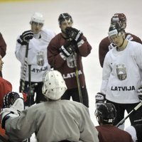 Latvijas hokeja izlases treniņiem pievienojies aizsargs Krišs Lipsbergs