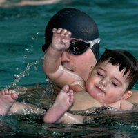 Kādā vecumā sākt domāt par mazuļa vešanu uz peldbaseinu? Konsultē trenere