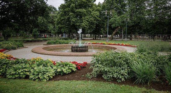 ФОТО: В парке Эспланада отремонтировали пешеходные дорожки и включили фонтаны