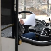 Video: 'Rīgas Satiksmes' autobusa šoferis brauciena laikā aizpilda anketu