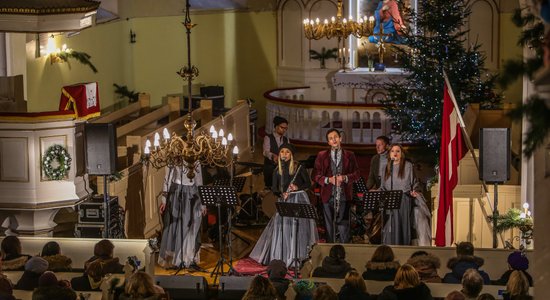 Foto: Viļķenes baznīcā atklāta apvienības 'Tev tuvumā' Ziemassvētku koncertsērija