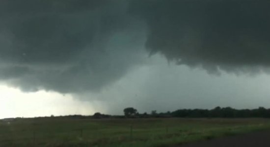 Video: Oklahomu posta milzu viesuļvētra; no zoo izbēguši tīģeri