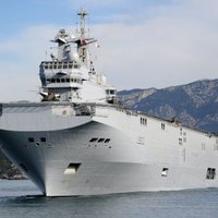 Krievijas jūrnieki Francijā netiek laisti uz mācībām 'Mistral' kuģī, vēsta laikraksts