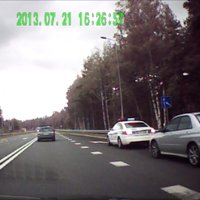 Kā netrafarēta policijas 'Subaru' automašīna dzinās pēc lietuviešu policijas mašīnas