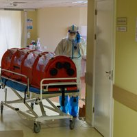 Covid-19 saslimstībai pieaugot, slimnīcās būs jāīsteno 'kara medicīna', brīdina VM