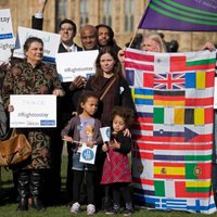 Simtiem ES pilsoņu demonstrācijā Londonā pieprasa garantētas tiesības pēc 'Brexit'
